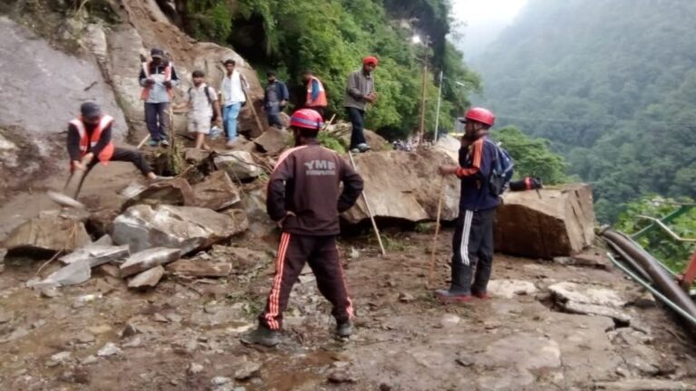 Rudraprayag: रुद्रप्रयाग में केदारनाथ पैदल मार्ग पर बोल्डर गिरने से घोड़ा डंडी सेवा बंद, सड़कों पर हाई अलर्ट