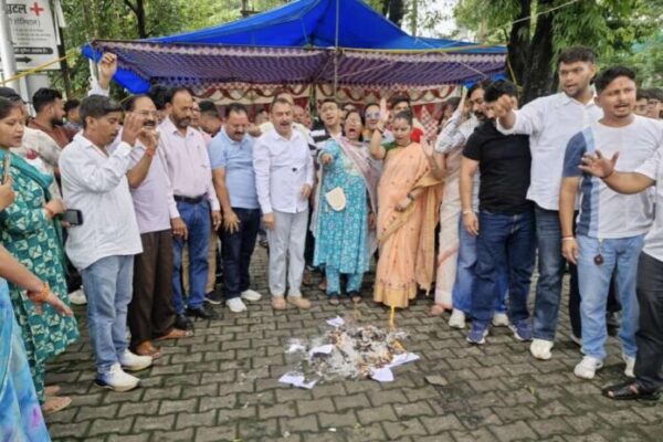 Haldwani: स्मार्ट मीटर के विरोध में कांग्रेस का प्रदर्शन, बिजली बिलों की प्रतियां जलाकर सरकार पर साधा निशाना