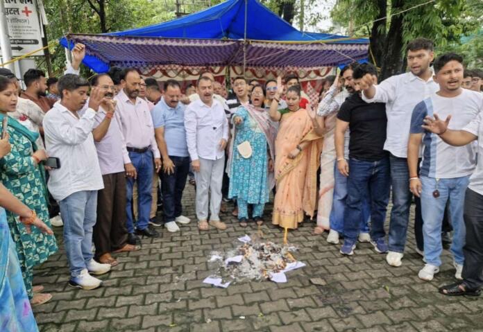 Haldwani: स्मार्ट मीटर के विरोध में कांग्रेस का प्रदर्शन, बिजली बिलों की प्रतियां जलाकर सरकार पर साधा निशाना