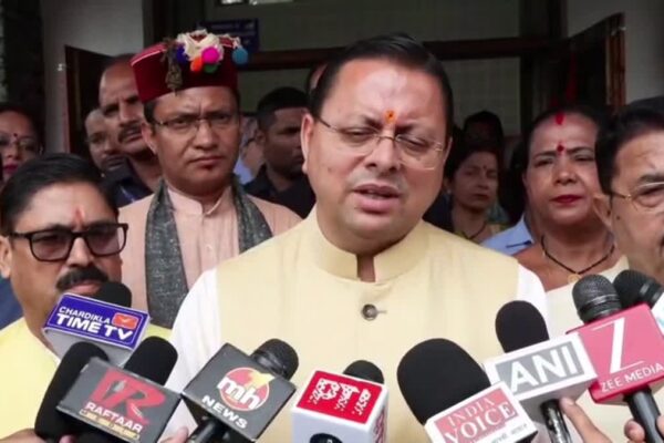 Dehradun: मुख्यमंत्री पुष्कर सिंह धामी का बड़ा बयान, बोले छात्रों के आंदोलन को दिया जा रहा राजनीतिक रंग, पेपर लीक पर फास्ट ट्रैक कोर्ट का किया स्वागत