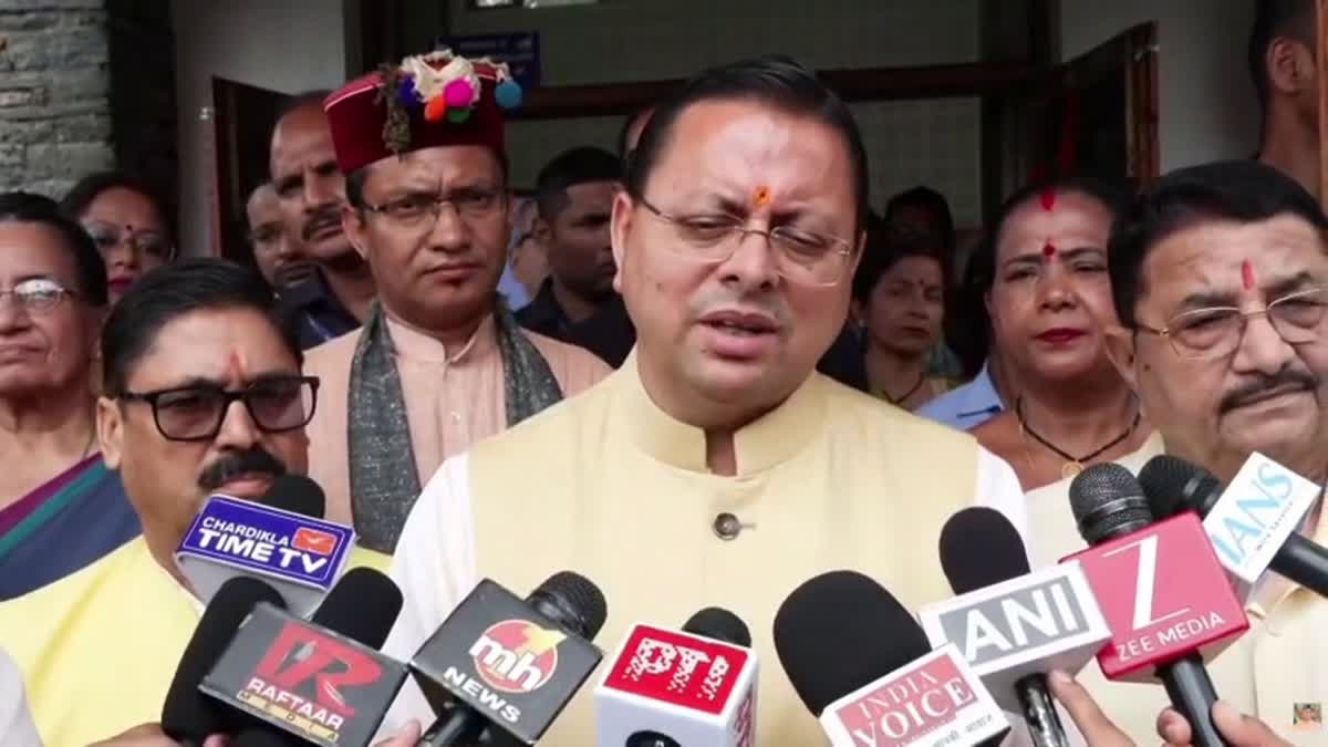 Dehradun: मुख्यमंत्री पुष्कर सिंह धामी का बड़ा बयान, बोले छात्रों के आंदोलन को दिया जा रहा राजनीतिक रंग, पेपर लीक पर फास्ट ट्रैक कोर्ट का किया स्वागत