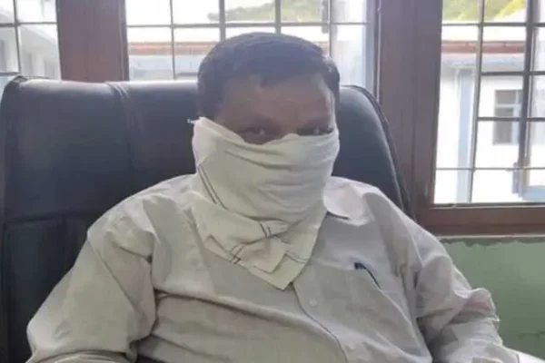Bageshwar: बागेश्वर में 40 हजार रुपये की रिश्वत लेते उरेडा के परियोजना अधिकारी धीरेंद्र सिंह पटवाल विजिलेंस ट्रैप में गिरफ्तार
