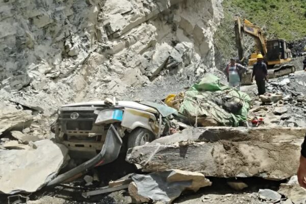 Himanchal: चंबा में पहाड़ से गिरी चट्टानों ने मचाई तबाही, टाटा सूमो सवार 13 लोगों की दर्दनाक मौत