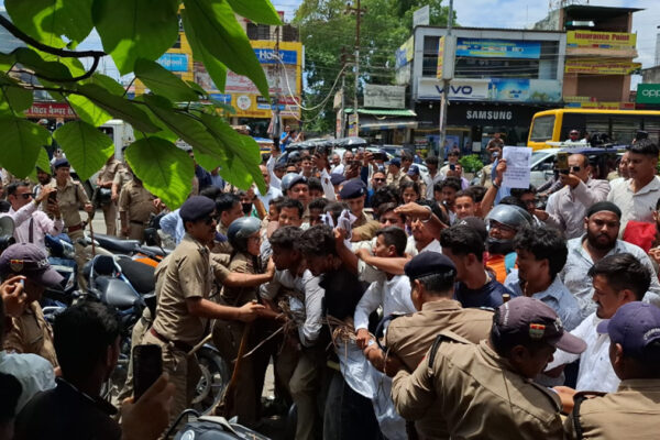 Haldwani: शिक्षा मंत्री धर्मेंद्र प्रधान की प्रतीकात्मक शवयात्रा निकालकर छात्रों ने किया प्रदर्शन, पुलिस और प्रदर्शनकारियों के बीच नोकझोंक