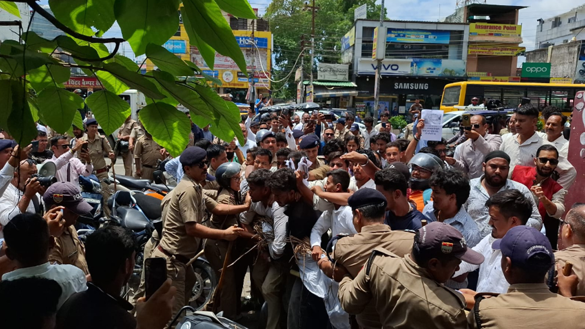 Haldwani: शिक्षा मंत्री धर्मेंद्र प्रधान की प्रतीकात्मक शवयात्रा निकालकर छात्रों ने किया प्रदर्शन, पुलिस और प्रदर्शनकारियों के बीच नोकझोंक