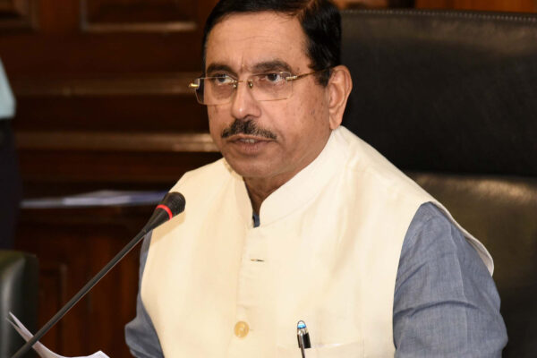 New Delhi: धर्मेंद्र प्रधान के इस्तीफे के बाद प्रह्लाद जोशी को मिला शिक्षा मंत्रालय का अतिरिक्त प्रभार
