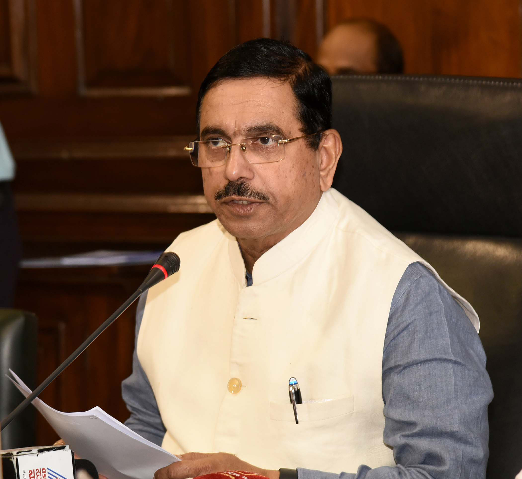 New Delhi: धर्मेंद्र प्रधान के इस्तीफे के बाद प्रह्लाद जोशी को मिला शिक्षा मंत्रालय का अतिरिक्त प्रभार