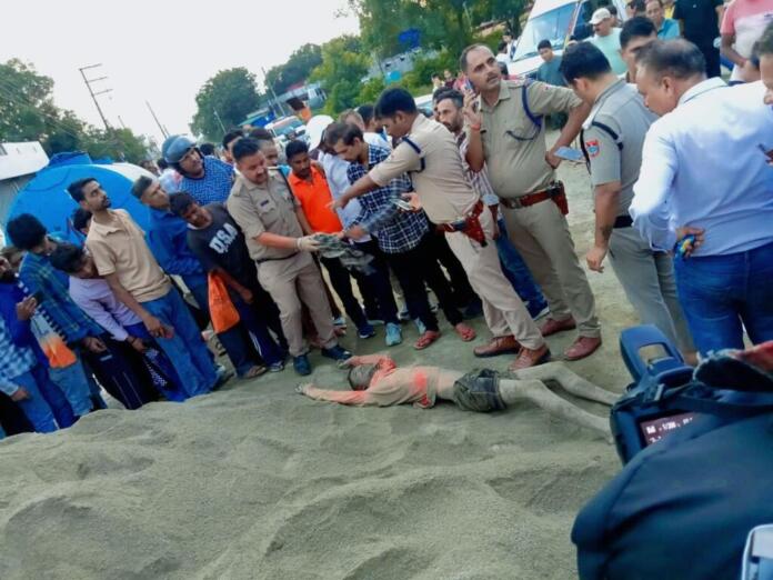 Haldwani: क्रशर की लापरवाही ने ली हेल्पर की जान, रेत से भरे डंपर में दबकर हुई दर्दनाक मौत