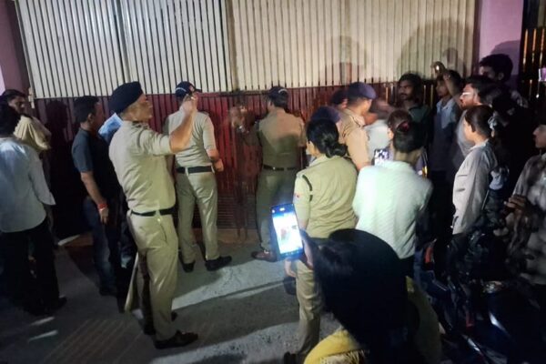 Udham Singh Nagar: सूरजमल अग्रवाल नर्सिंग कॉलेज में INC मान्यता विवाद पर बवाल, छात्रों ने गेटों पर जड़े ताले, 4 घंटे तक शिक्षक, स्टाफ और पत्रकार रहे बंधक