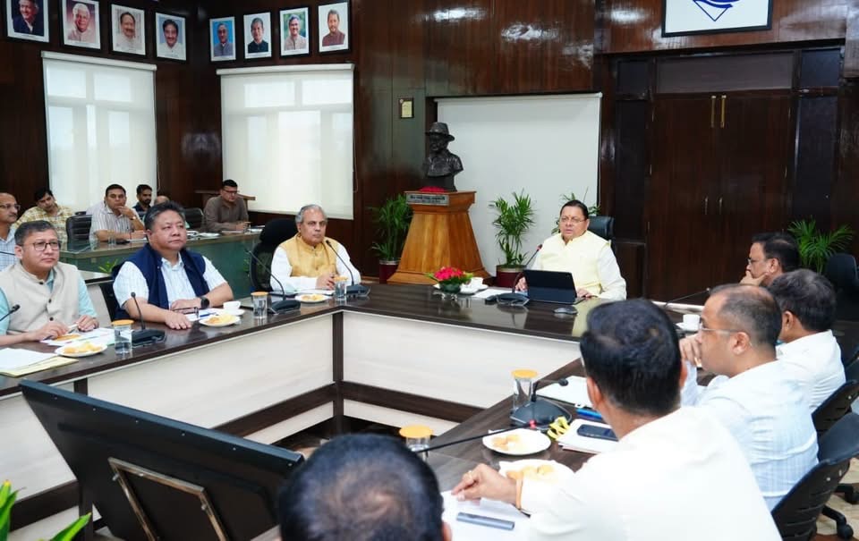 Dehradun: मुख्यमंत्री धामी का बड़ा एक्शन, सीएम हेल्पलाइन शिकायतों में लापरवाही पर अधिकारियों को अनुशासनात्मक कार्रवाई की चेतावनी
