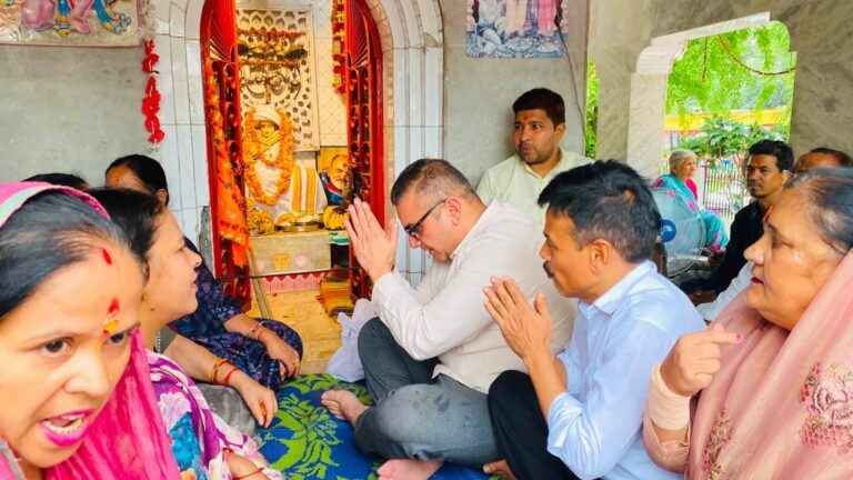 Haldwani: राम और बद्रीनाथ धाम के कथित चढ़ावा प्रकरण पर सुमित हृदयेश के नेतृत्व में कांग्रेस का हनुमान चालीसा पाठ, निष्पक्ष जांच की मांग