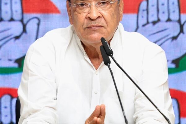 Dehradun: 7 हजार बीघा सरकारी जमीन पर धामी सरकार को यशपाल आर्य की खुली चुनौती, बोले- ‘जनता की जमीन को सत्ता के करीबियों की जागीर नहीं बनने देंगे’।
