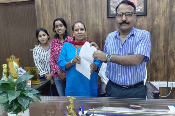 Nainital: जिलाधिकारी ललित मोहन रयाल की सख्ती से भू माफिया के कब्जे से मुक्त हुई 25 नाली जमीन, पीड़ित भगवती देवी को मिला न्याय