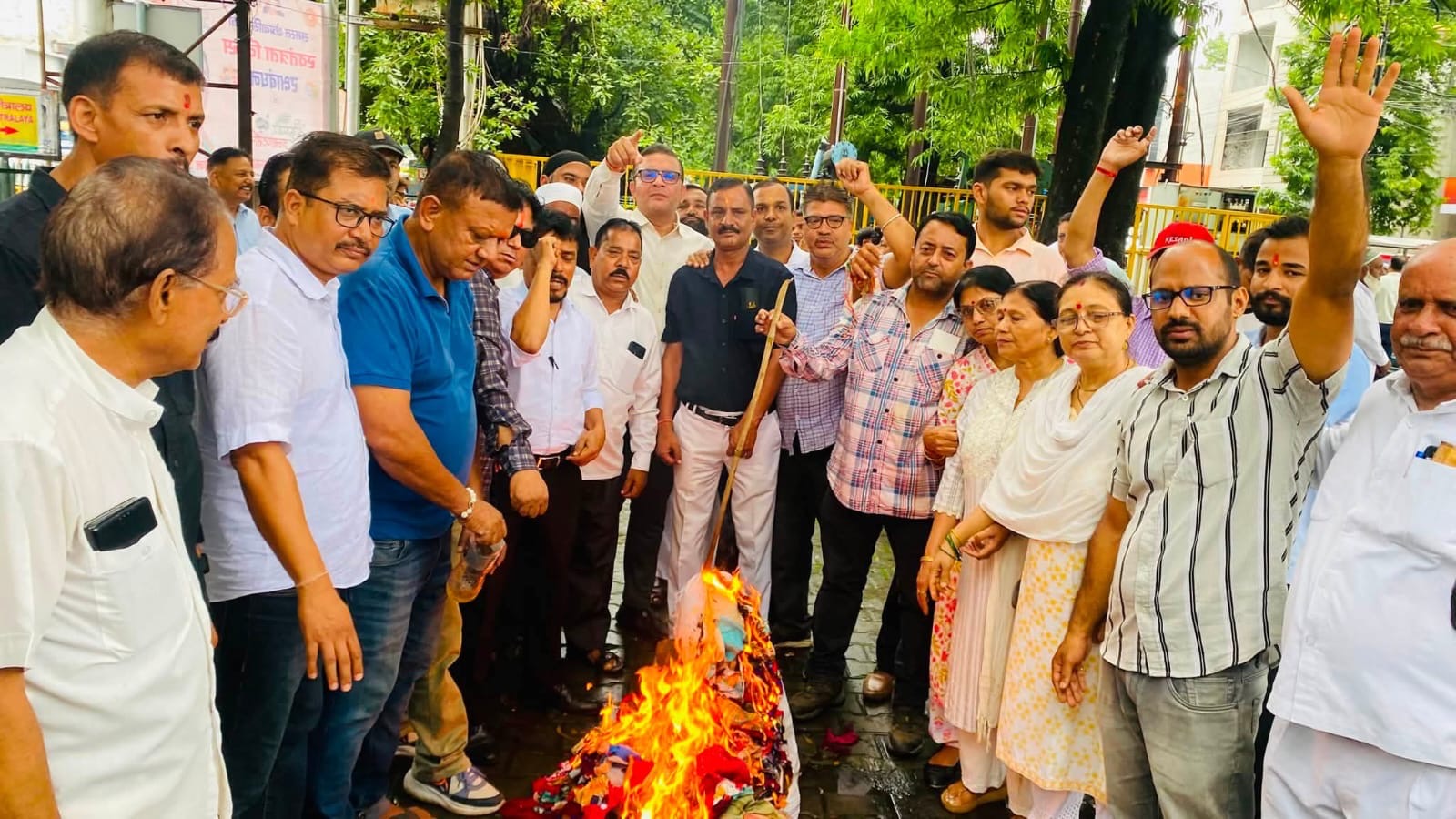 Haldwani: कथित नशा कारोबारियों पर कार्रवाई के बजाय नशे के खिलाफ आवाज उठाने वालों पर FIR का आरोप, कांग्रेस ने हल्द्वानी में पुलिस प्रशासन का पुतला फूंका