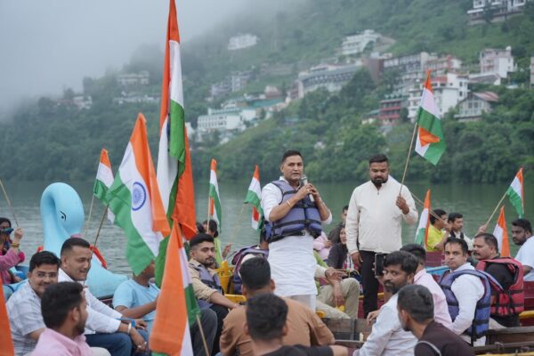Bhimtal: भीमताल झील में गूंजा देशभक्ति का संदेश, मंत्री कैड़ा के नेतृत्व में निकली भव्य तिरंगा यात्रा
