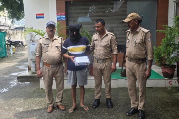 Ramnagar: रामनगर में गोली मारने की धमकी की सूचना पर पुलिस की त्वरित कार्रवाई, तमंचे व कारतूस के साथ युवक गिरफ्तार