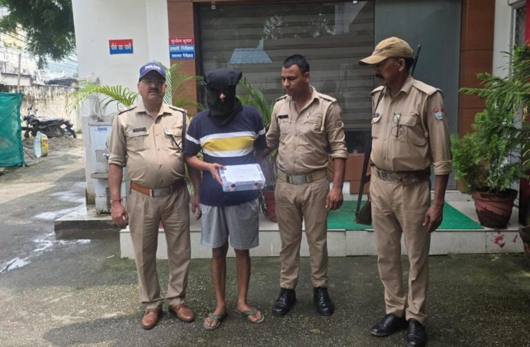 Ramnagar: रामनगर में गोली मारने की धमकी की सूचना पर पुलिस की त्वरित कार्रवाई, तमंचे व कारतूस के साथ युवक गिरफ्तार