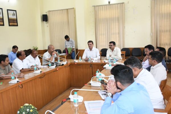 Haldwani: संयुक्त मुख्य निर्वाचन अधिकारी प्रकाश चन्द्र दुम्का ने एसआईआर समीक्षा बैठक में सुनी राजनीतिक दलों की आपत्तियां, कहा नोटिस मिलने पर घबराएं नहीं