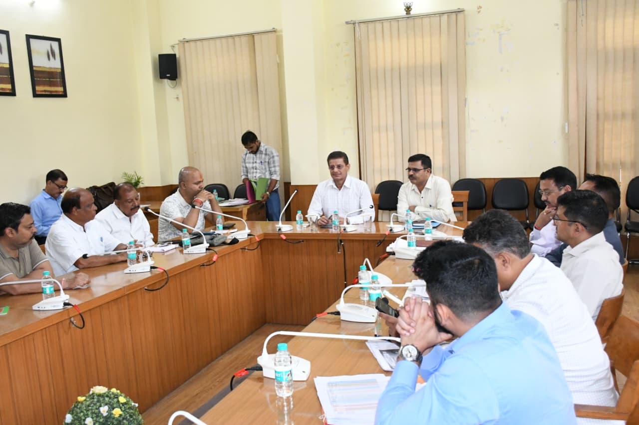 Haldwani: संयुक्त मुख्य निर्वाचन अधिकारी प्रकाश चन्द्र दुम्का ने एसआईआर समीक्षा बैठक में सुनी राजनीतिक दलों की आपत्तियां, कहा नोटिस मिलने पर घबराएं नहीं
