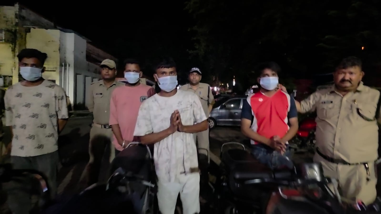 Haldwani: शहर में हुड़दंग करने वालों पर नैनीताल पुलिस का शिकंजा, बेल्ट लहराकर राहगीरों को डराने वाले 4 युवक गिरफ्तार