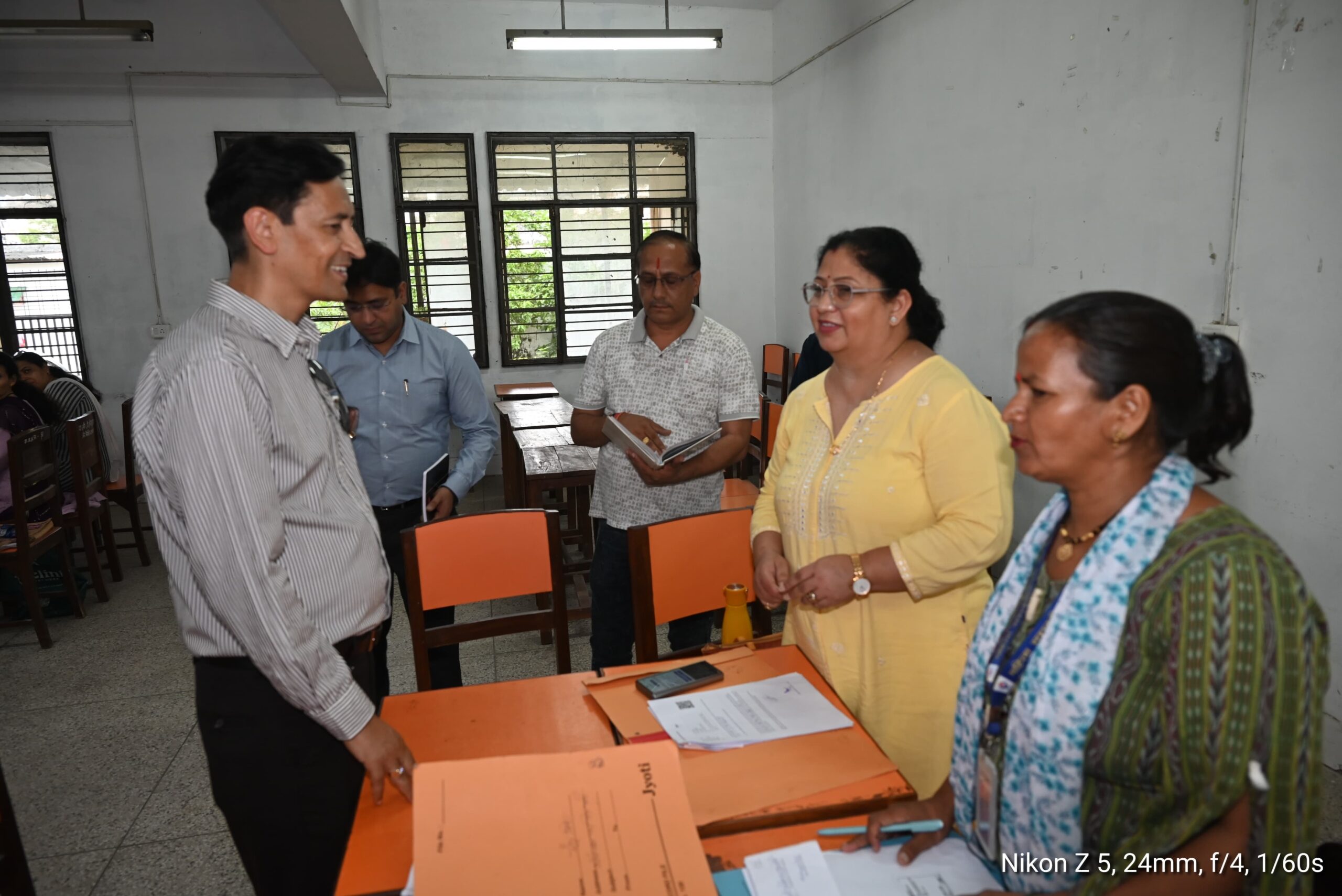 Haldwani: आयुक्त दीपक रावत ने एसआईआर अभियान का किया निरीक्षण, मतदाता सूची त्रुटिरहित बनाने के लिए अधिकारियों को दिए सख्त निर्देश Haldwani
