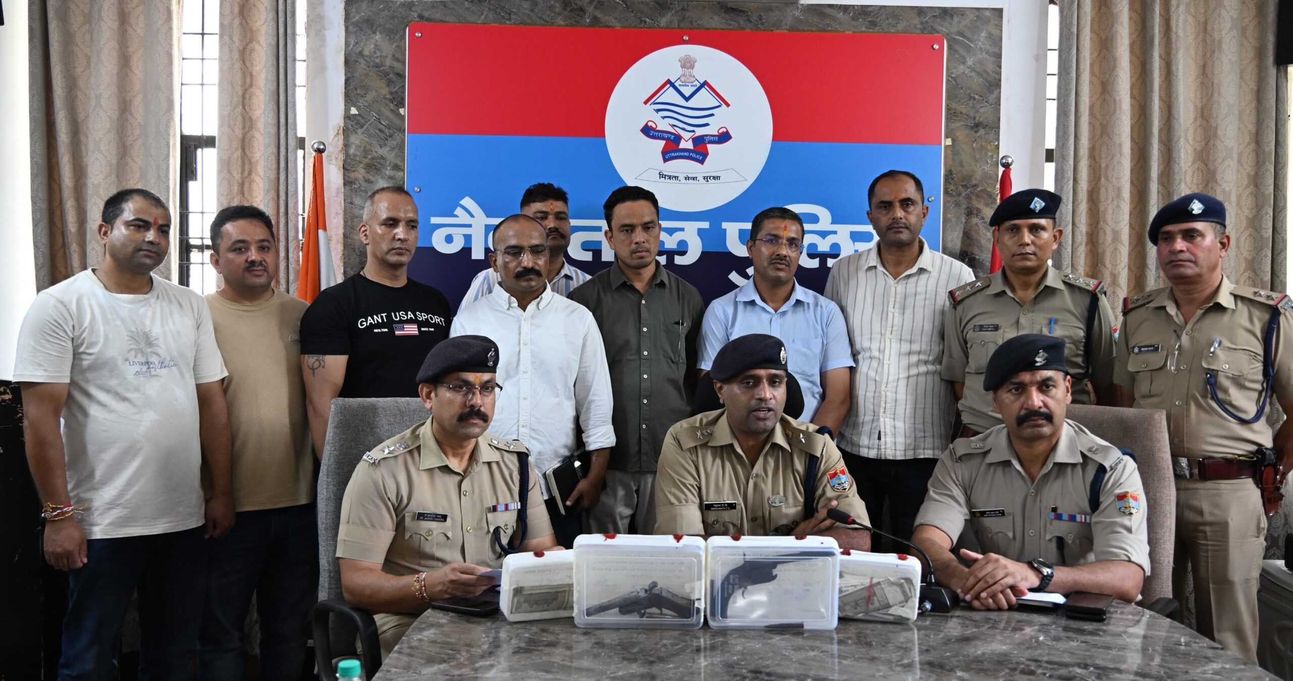 Haldwani: गोरापड़ाव डकैती कांड का खुलासा, नैनीताल पुलिस ने दो और आरोपी गिरफ्तार कर 1.40 लाख की लूटी नकदी समेत 2 तमंचे व वरना कार की बरामद।