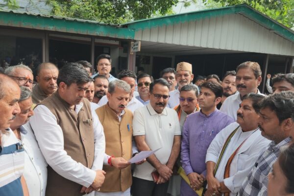 Haldwani: एसएसपी कार्यालय में कथित हंगामे पर भाजपा ने कांग्रेस को घेरा, जिलाधिकारी के माध्यम से राज्यपाल को भेजा ज्ञापन