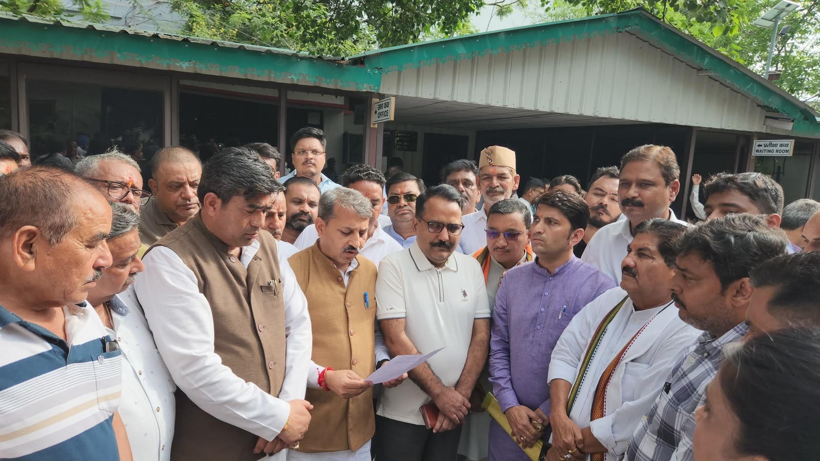 Haldwani: एसएसपी कार्यालय में कथित हंगामे पर भाजपा ने कांग्रेस को घेरा, जिलाधिकारी के माध्यम से राज्यपाल को भेजा ज्ञापन