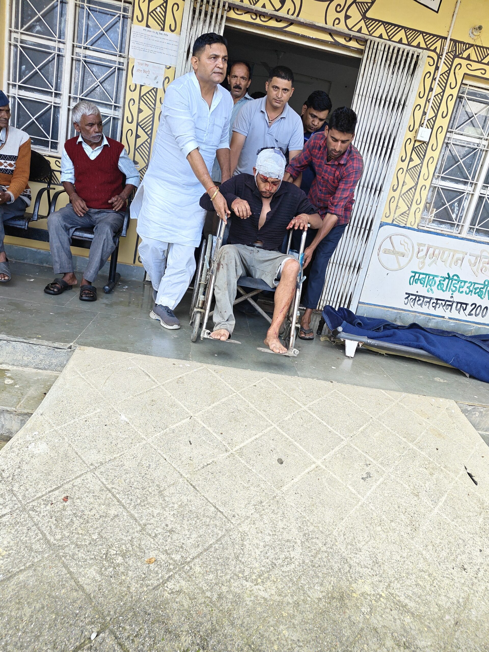 Bhimtal: ओखलकांडा में कृषि विभाग का कैंटर खाई में गिरने से चालक की मौत, तीन घायल; मंत्री कैड़ा ने जाना घायलों का हाल