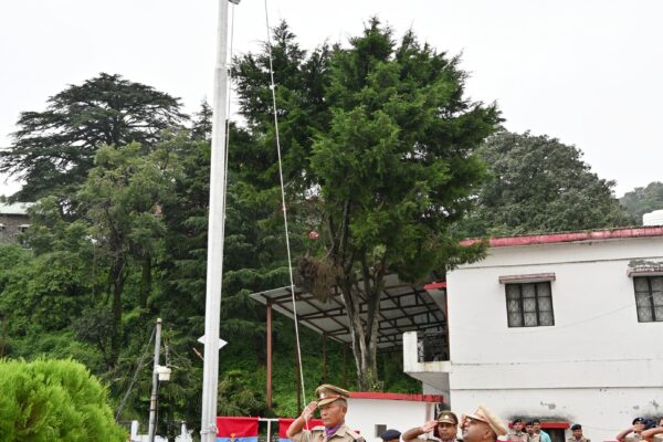 Nainital: स्वतंत्रता दिवस पर नैनीताल पुलिस ने फहराया तिरंगा, 8 पुलिसकर्मियों को डीजीपी डिस्क और एसपी संचार रेवाधर मठपाल को मिला मुख्यमंत्री सराहनीय सेवा पदक
