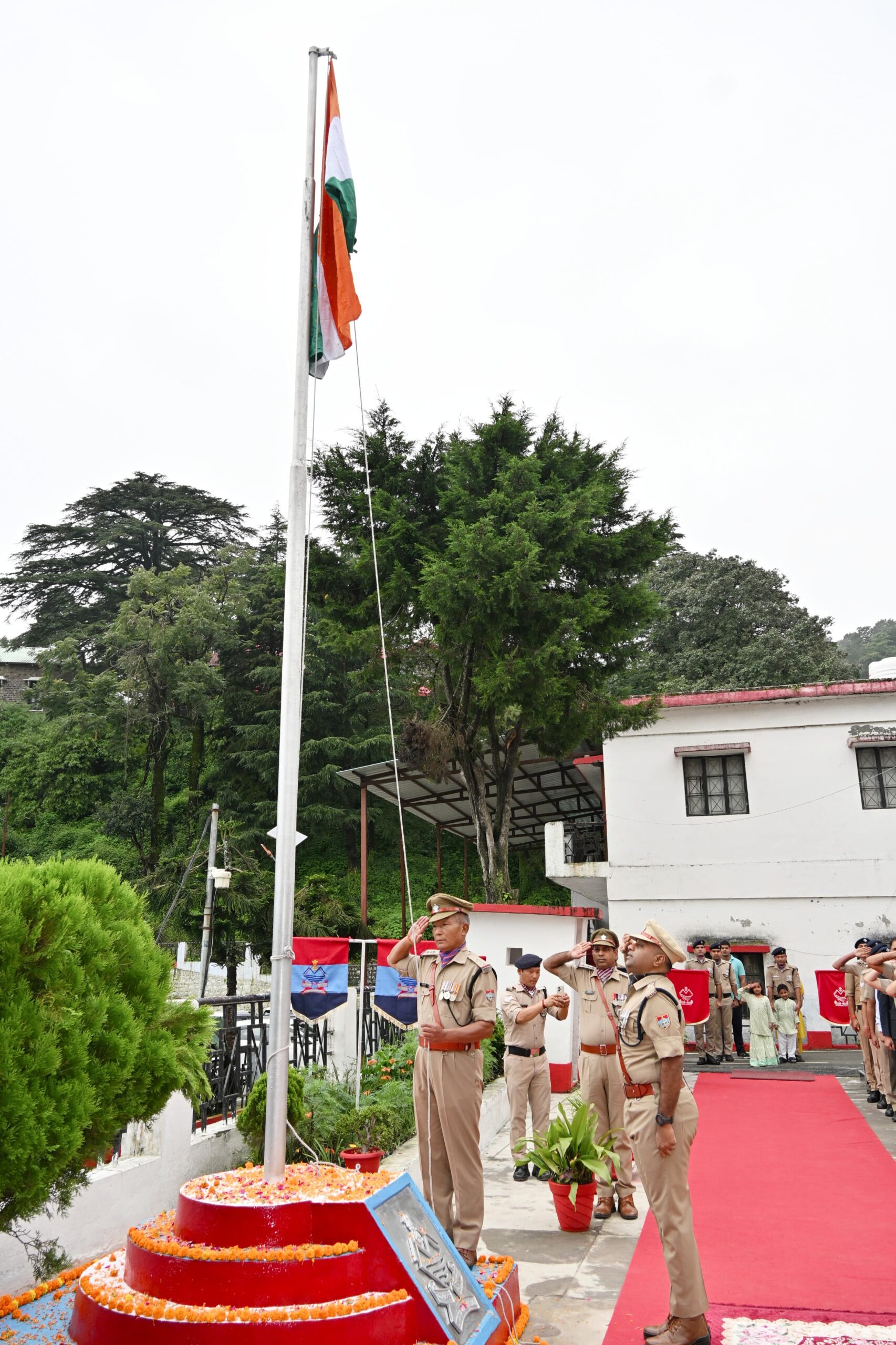 Nainital: स्वतंत्रता दिवस पर नैनीताल पुलिस ने फहराया तिरंगा, 8 पुलिसकर्मियों को डीजीपी डिस्क और एसपी संचार रेवाधर मठपाल को मिला मुख्यमंत्री सराहनीय सेवा पदक