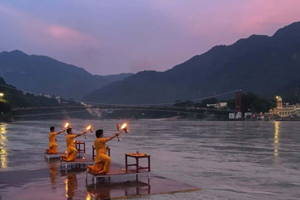 Rishikesh: गंगा के बढ़ते जलस्तर से त्रिवेणी घाट का आरती स्थल जलमग्न, प्रशासन ने बढ़ाई चौकसी