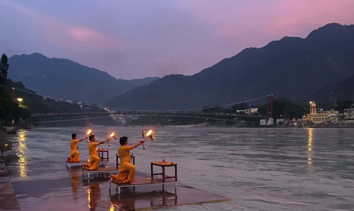 Rishikesh: गंगा के बढ़ते जलस्तर से त्रिवेणी घाट का आरती स्थल जलमग्न, प्रशासन ने बढ़ाई चौकसी