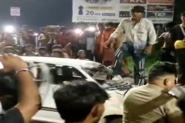 Roorkee: मंगलौर में कार की टक्कर से कांवड़ खंडित, आक्रोशित श्रद्धालुओं ने कार में की जमकर तोड़फोड़