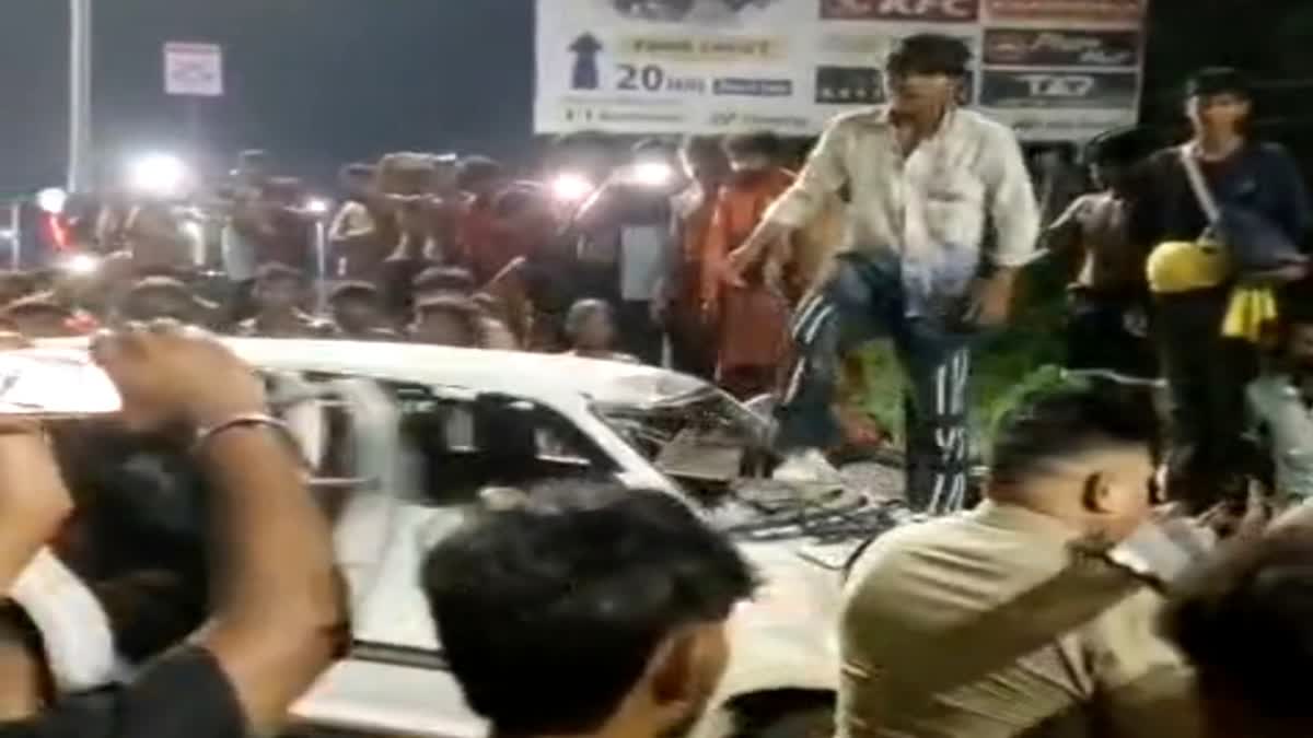 Roorkee: मंगलौर में कार की टक्कर से कांवड़ खंडित, आक्रोशित श्रद्धालुओं ने कार में की जमकर तोड़फोड़