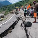Uttarkashi: उत्तरकाशी में फिर बढ़ा भूधंसाव का खतरा, पापड़गाड़ के पास गंगोत्री हाईवे पर पड़ी दरार से चार घंटे बाधित रहा यातायात