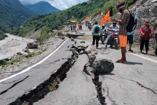 Uttarkashi: उत्तरकाशी में फिर बढ़ा भूधंसाव का खतरा, पापड़गाड़ के पास गंगोत्री हाईवे पर पड़ी दरार से चार घंटे बाधित रहा यातायात