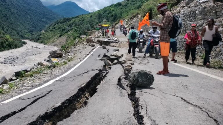 Uttarkashi: उत्तरकाशी में फिर बढ़ा भूधंसाव का खतरा, पापड़गाड़ के पास गंगोत्री हाईवे पर पड़ी दरार से चार घंटे बाधित रहा यातायात