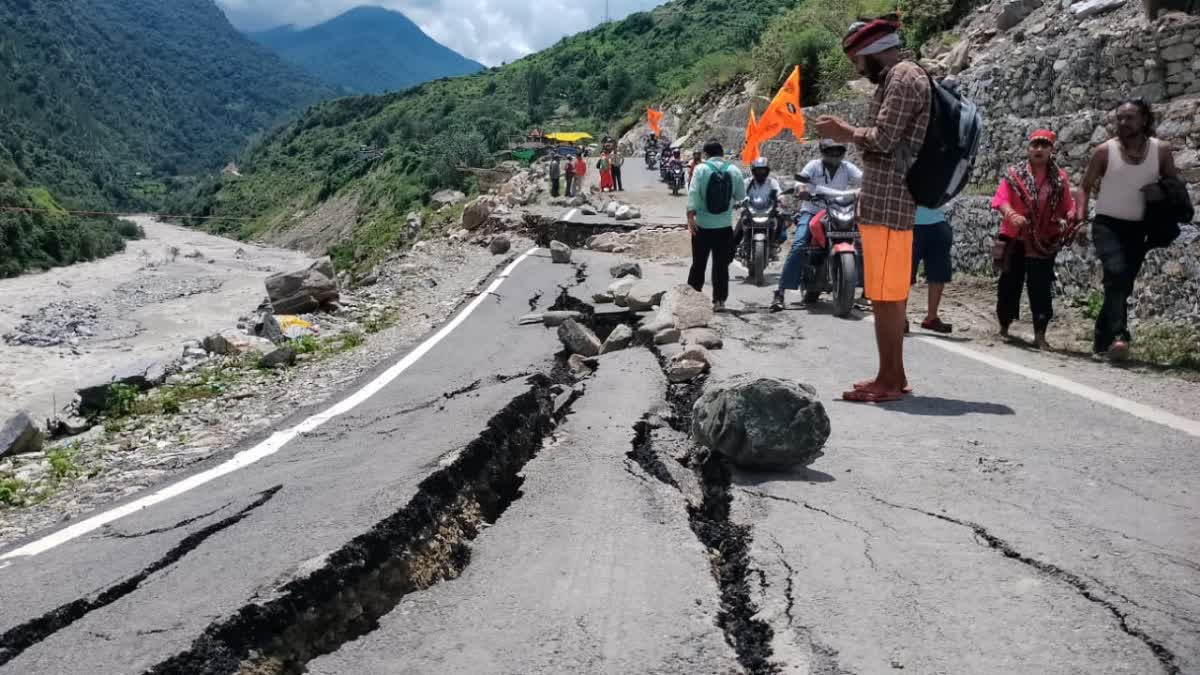 Uttarkashi: उत्तरकाशी में फिर बढ़ा भूधंसाव का खतरा, पापड़गाड़ के पास गंगोत्री हाईवे पर पड़ी दरार से चार घंटे बाधित रहा यातायात
