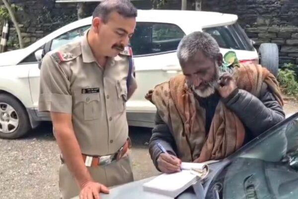 Ranikhet: जिस लापता पिता की उम्मीद छोड़ चुका था परिवार, उन्हें 10 साल बाद रानीखेत पुलिस ने अपनों से मिलाया