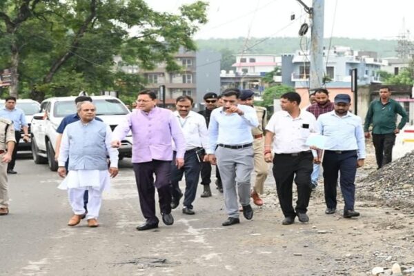 Dehradun: मुख्यमंत्री धामी ने नंदा की चौकी पुल की एप्रोच रोड का किया निरीक्षण