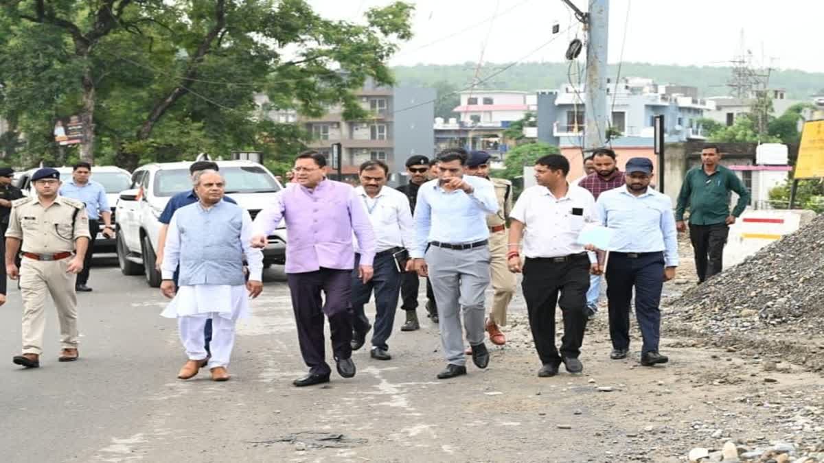 Dehradun: मुख्यमंत्री धामी ने नंदा की चौकी पुल की एप्रोच रोड का किया निरीक्षण