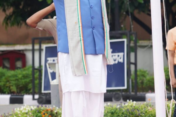 Dehradun: मुख्यमंत्री धामी ने मुख्यमंत्री आवास में फहराया तिरंगा, राष्ट्र की एकता और विकसित उत्तराखंड के संकल्प पर दिया जोर