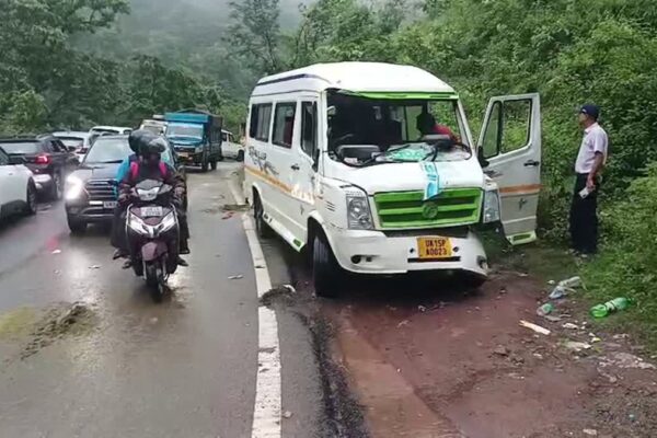 Uttarakhand: कोटद्वार में हाईवे पर हाथियों का तांडव, वाहनों पर हमला कर मचाई अफरा तफरी