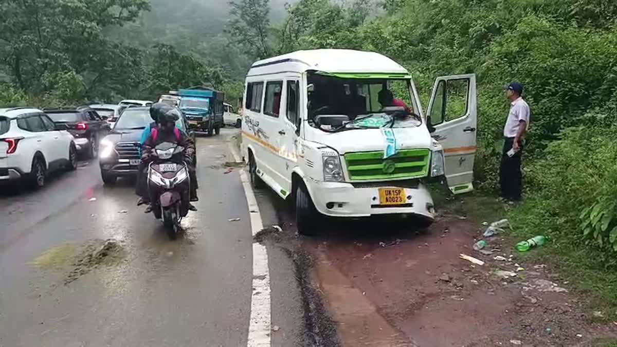 Uttarakhand: कोटद्वार में हाईवे पर हाथियों का तांडव, वाहनों पर हमला कर मचाई अफरा तफरी