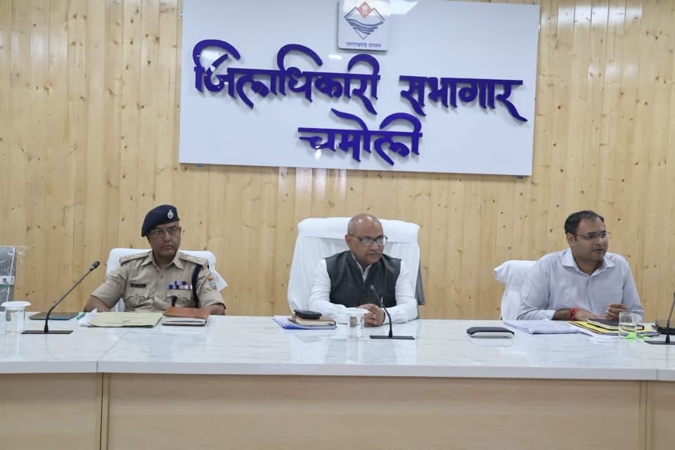 Uttarakhand: टीएचडीसी टनल हादसे में 2 लापता श्रमिकों की तलाश तेज, आयुक्त आनन्द स्वरूप ने रेस्क्यू अभियान को लेकर दिए सख्त निर्देश