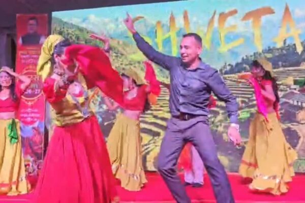 Ramnagar: श्वेता महारा की लोकधुनों ने सजाई सरस मेले की शाम, मंच पर थिरकते नजर आए रामनगर के एसडीएम, तालियों की गड़गड़ाहट से गूंज उठा मेला