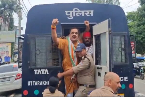Rudrapur: रुद्रपुर में डॉक्टरों की कमी पर सियासत गरम, सीएम धामी को ज्ञापन देने जा रहे पूर्व विधायक ठुकराल समर्थकों समेत हिरासत में