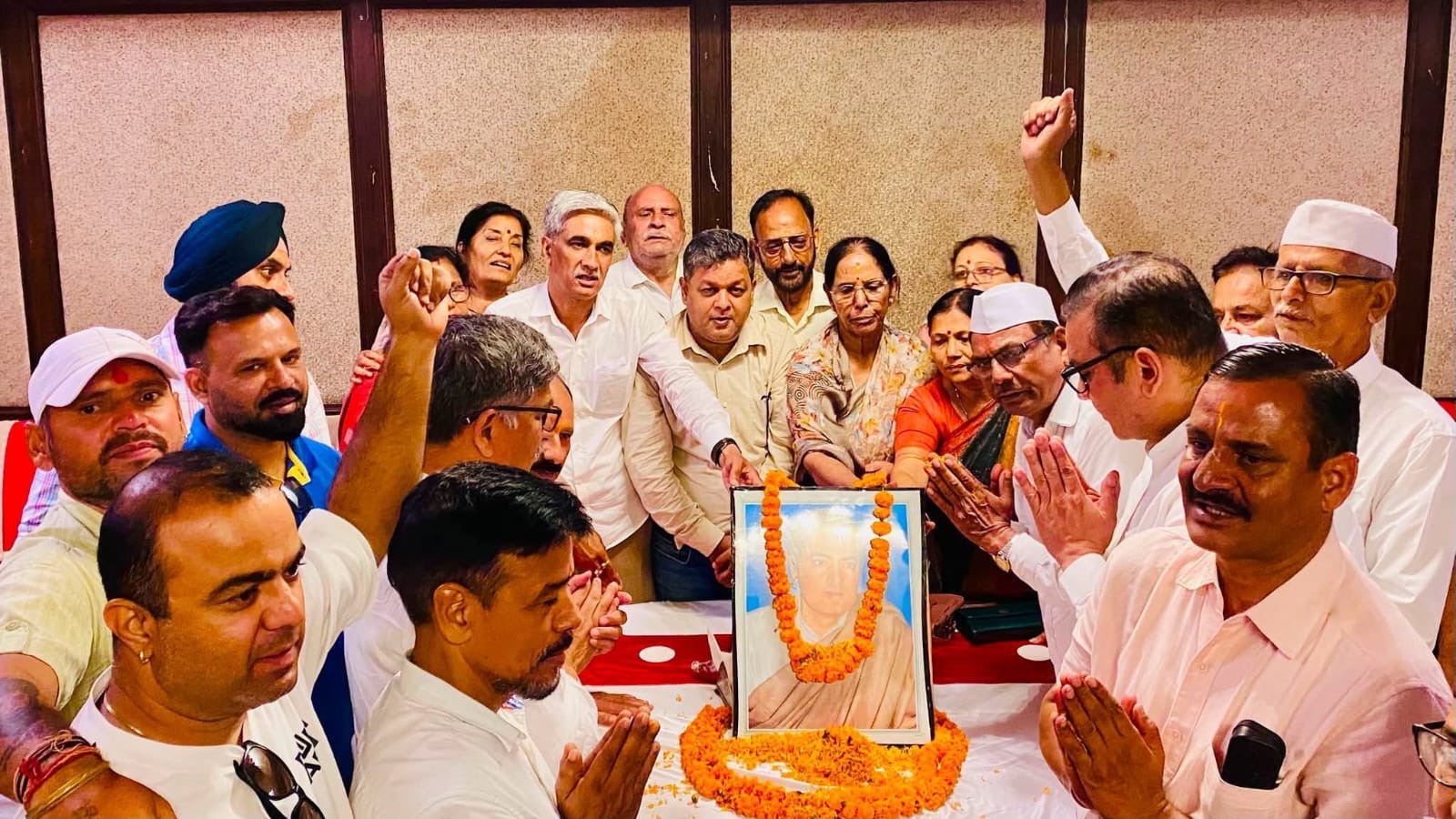 Haldwani: हल्द्वानी में राजीव गांधी जयंती पर कांग्रेस ने दी श्रद्धांजलि, सुमित हृदयेश और मनोज रावत ने याद किया योगदान