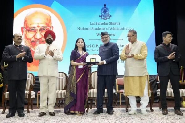 Uttarakhand: मसूरी में IAS प्रशिक्षु अधिकारियों को उपराष्ट्रपति ने किया संबोधित, विकसित भारत के लिए सेवाभाव और सत्यनिष्ठा का दिया मंत्र